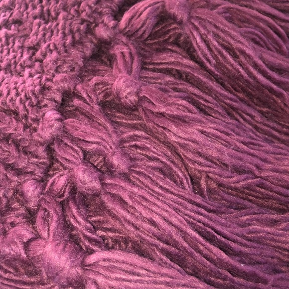 Handmade burgundy wool scarf - Picture 3 of 3